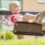 Enfant profitant de Double Swing dans une aire de jeux.