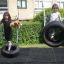 Enfants jouant sur des balançoires à pneu Double Swing dans une aire de jeux.