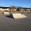 Double Quarter-Pipe dans un skatepark par une journée ensoleillée