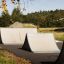 Jump-Ramp dans un skatepark extérieur entouré de verdure.