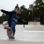 Un jeune skateur réalisant une figure sur le module de skatepark Corner.