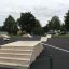 Équipement de skatepark comprenant des rampes et des marches, faisant partie de Combination 19, en extérieur.