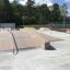 Rampes et rails de skatepark, Fun Box 13 par une journée ensoleillée.
