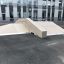 Rampe de skateboard Fun Box 13 dans une cour d'école.