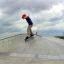 Enfant faisant du skateboard sur Fun Box 13 dans un skatepark.