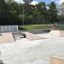 Rampe de skatepark Quarter 2 installée dans un espace extérieur avec de la verdure en arrière-plan.