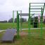 Équipement de fitness extérieur New Age Fit MEDIUM dans un parc.