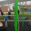 Des enfants jouent sur la structure de fitness extérieure New Age Fit MEDIUM.