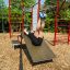 Homme faisant de l’exercice sur l’équipement de fitness extérieur New Age Fit MEDIUM.