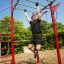 Personne utilisant l’équipement de gym extérieur New Age Fit MEDIUM.