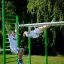 Des enfants jouent sur l’équipement de fitness extérieur New Age Fit MEDIUM.