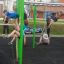 Des enfants utilisent l’équipement de fitness extérieur New Age Fit MEDIUM.