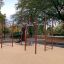 Structure de fitness extérieure New Age Fit MEDIUM dans un parc.