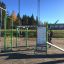Équipement de fitness extérieur New Age Fit station avec barres de traction et structure d’escalade dans un parc