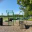 Parcours d’obstacles de fitness extérieur avec barres vertes et rampe en bois de New Age Fit.