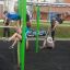 Enfants jouant sur l’équipement d’exercice extérieur New Age Fit.