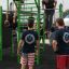 Équipement de fitness extérieur New Age Fit utilisé par un groupe de personnes.