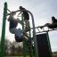 Enfants jouant sur l’équipement de fitness extérieur New Age Fit.