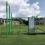 Station de fitness extérieure New Age Fit avec divers équipements d’entraînement dans un cadre de parc.