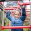 Enfant jouant sur Space Station castle with slide