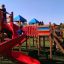 Des enfants jouent sur le Space Station castle with slide.