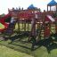 Space Station castle with slide sur une aire de jeux avec des enfants qui jouent