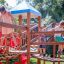 Des enfants jouent sur Space Station castle with slide.