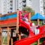 Des enfants jouent sur Space Station castle with slide dans une aire de jeux