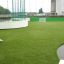 Terrain de sport Multiarena avec gazon artificiel et buts de football.