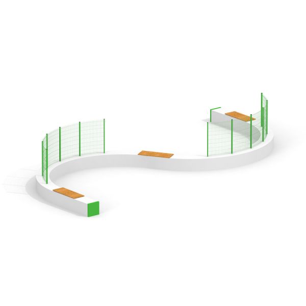 Multiarena extérieur pour activités sportives avec clôtures vertes et bancs en bois.