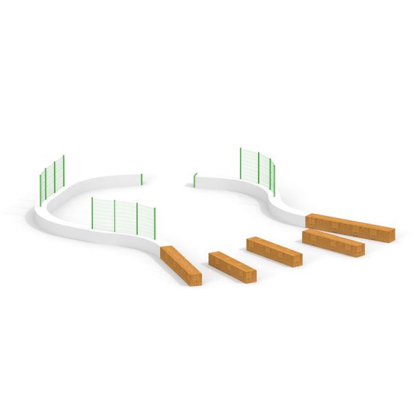 Multiarena avec obstacles en bois et clôture verte.