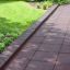 Rubber Tiles 55 revêtement de sécurité installé le long d'un chemin de jardin près de l'herbe et des plantes
