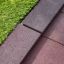 Rubber Tiles 55 surface de sécurité pour aire de jeux à côté du gazon artificiel