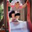 Enfant glissant sur un toboggan de terrain de jeux.