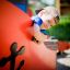 Garçon jouant sur la structure Fisher Boat Ship Sandbox dans l’aire de jeux.