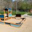 Villa Maxi sandbox with a playhouse dans une aire de jeux