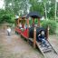 Des enfants jouant sur un ensemble de jeux extérieur Train.