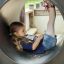 Train : Fille jouant à l'intérieur d'un tunnel de jeu