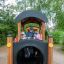 Des enfants jouant sur une structure de jeu sur le thème Train.