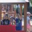 Des enfants jouant sur une structure de jeu sur le thème du train.