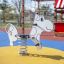 Cow rocking équipement de jeu sur l’aire de jeux.