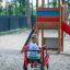 Enfant montant sur un Mini Tractor rocking sur une aire de jeux.