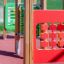Équipement de jeu Memory avec poteaux en bois et panneaux d'activité rouges et verts.