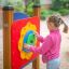 Enfant jouant avec l'équipement de jeu Clock.