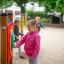 Un enfant jouant avec l'équipement de jeu Clock.
