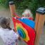 Enfants jouant avec le panneau de jeu Clock.