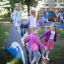 Des enfants jouent sur le Dolphin Slide dans une aire de jeux.