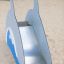 Dolphin Slide sur une aire de jeux sablonneuse