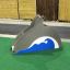 Dolphin Slide dans une aire de jeux avec gazon artificiel vert