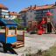 Aire de jeux extérieure avec Villa with Orca single playhouse et tour de toboggan rouge dans un quartier résidentiel.